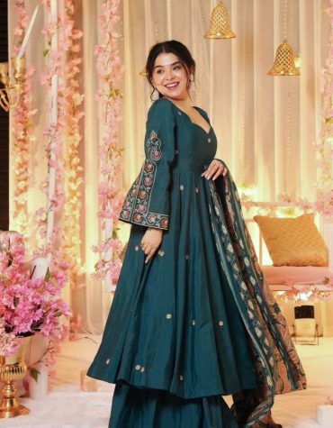 Graceful Muslin Set with Modern Flair