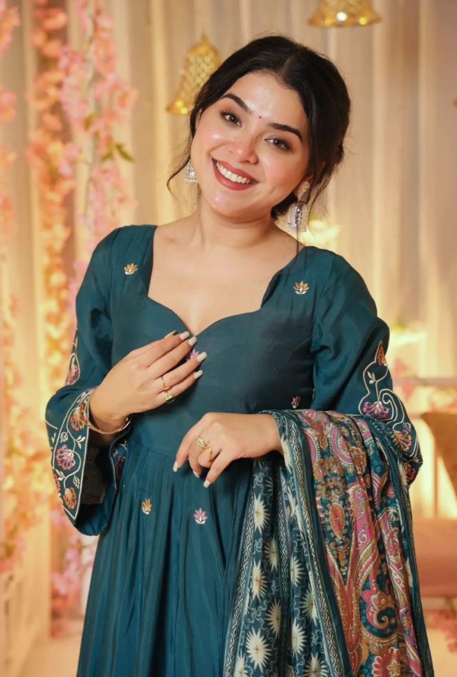 Graceful Muslin Set with Modern Flair