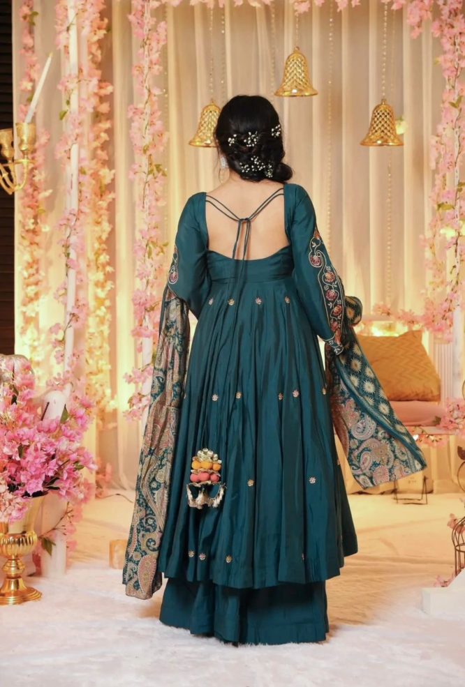 Graceful Muslin Set with Modern Flair