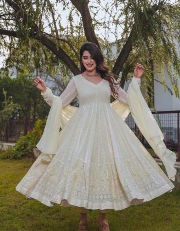 Luxurious Georgette Suit with Intricate Embroidery