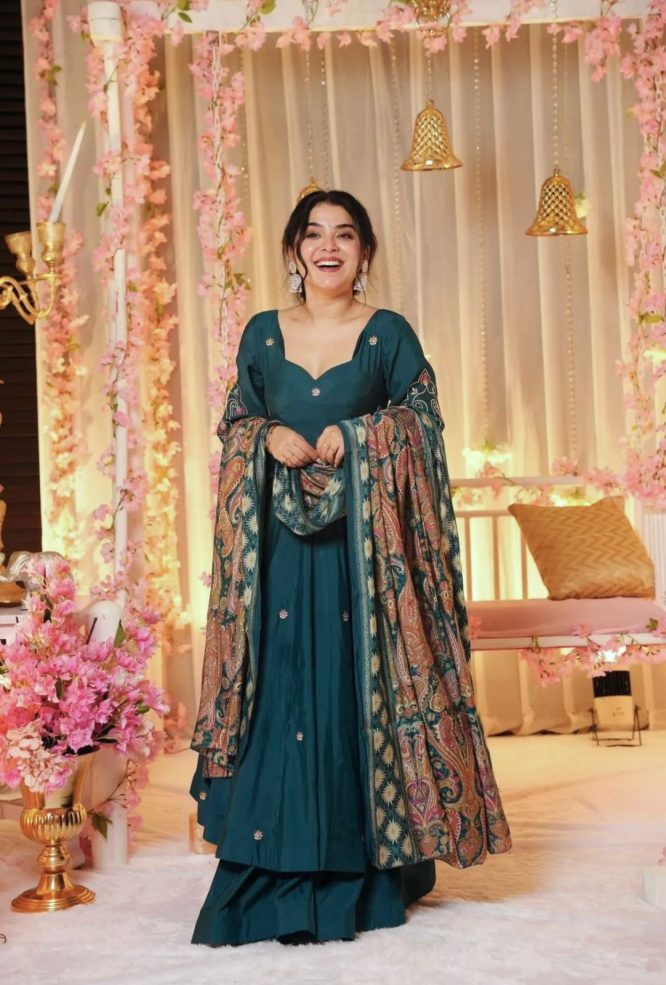 Graceful Muslin Set with Modern Flair