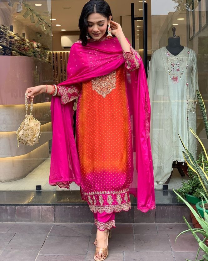Gulabi Pankhuri Heavy Embroidery Set