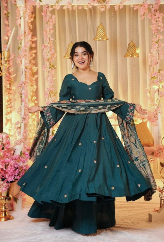 Graceful Muslin Set with Modern Flair