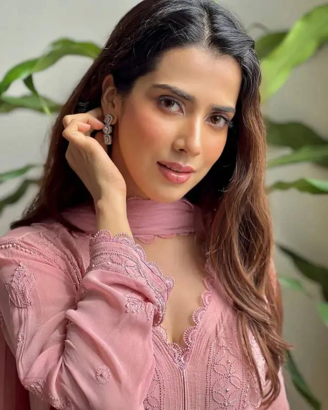 Pehnawa Gulabi Embroidery Ethnic Set