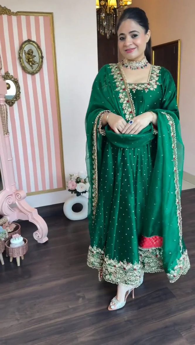 Prachi's' Green Coloured Havy Vichitra Royal Elegant Suit Set