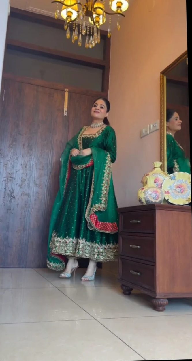 Prachi's' Green Coloured Havy Vichitra Royal Elegant Suit Set