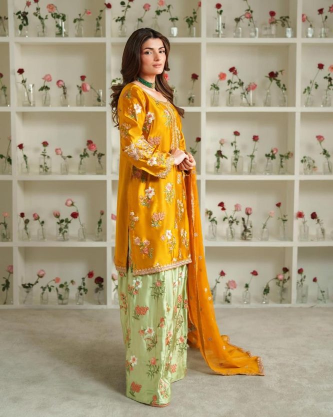 Sunehri Gul Farshi Set