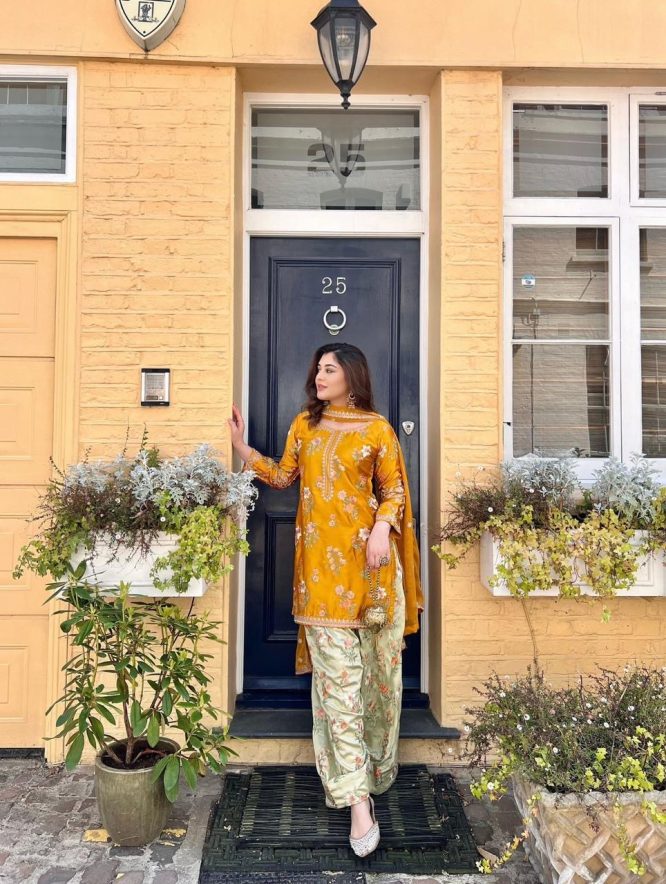 Sunehri Gul Farshi Set