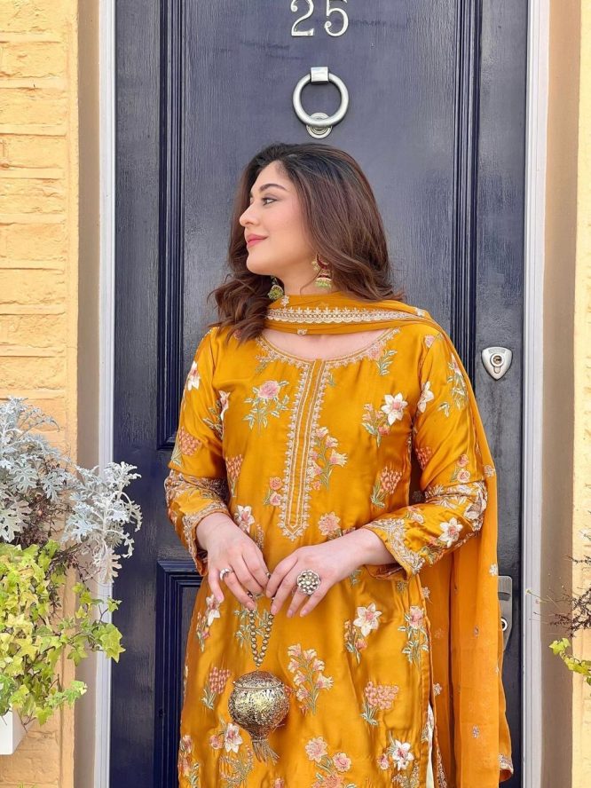 Sunehri Gul Farshi Set