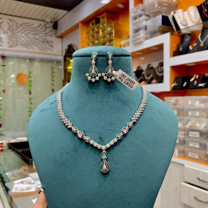 Diamond necklace set