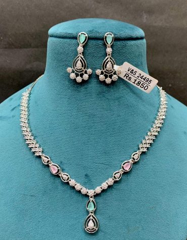 Diamond necklace set