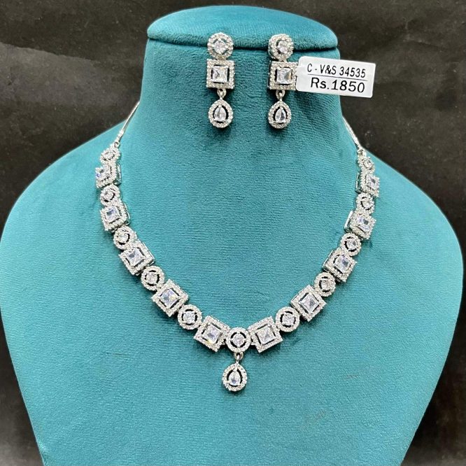Diamond necklace set