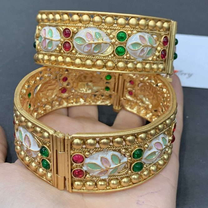 Antique Kundan Bangles