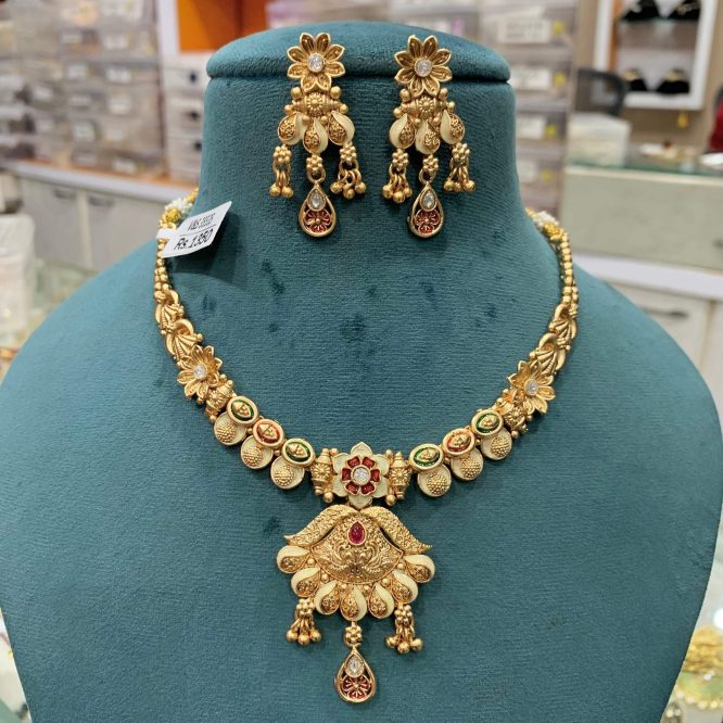 Antique Necklacesets 4785467